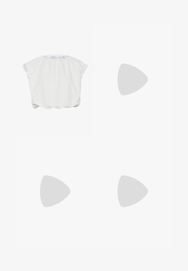 Blouse blanche avec une texture douce et lisse, un col froncé et des manches courtes et larges. Présente un ourlet arrondi et ample pour un ajustement décontracté.; Shorts en denim noir délavé avec passants de ceinture, bouton avant, fermeture éclair, et design classique à cinq poches.; Sandale plate noire brillante type tongs avec des fines brides croisées sur le pied et un entre-doigts sur un fond clair uni.; Petit sac à main noir matelassé avec une poignée courte rembourrée et une étiquette "HUGO" à l'avant, présenté sur un fond clair uni.