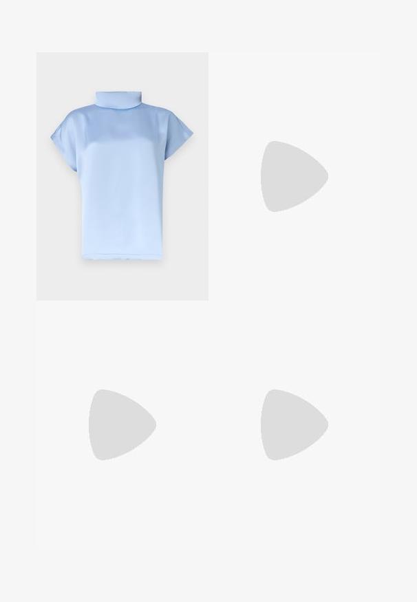 Blouse en satin bleu clair à manches courtes, col cheminée haut et coupe ample.; Jean en denim bleu clair taille haute avec fermeture bouton et fermeture éclair, design à cinq poches, et jambes évasées.; Escarpins slingback en cuir noir avec bout pointu, design ajouré et bride ajustable ornée de ferrures métalliques.; Sac à main en cuir noir avec deux poignées allongées, une texture lisse et une base arrondie, ornée d'accents décoratifs sur les côtés.