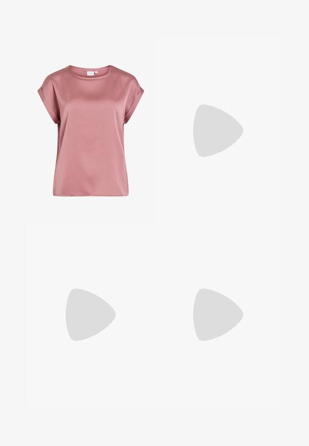 Blouse rose pâle à manches courtes avec poignets retroussés et encolure ronde, en tissu lisse et léger.; Pantalon droit de couleur bordeaux foncé uni avec une taille élastique, en tissu doux.; Jambes portant des leggings côtelés foncés associés à des ballerines noires avec de petits détails en nœud sur fond blanc.; Petit sac à main noir brillant avec deux longues anses et des détails à cordon sur les côtés sur un fond clair uni.