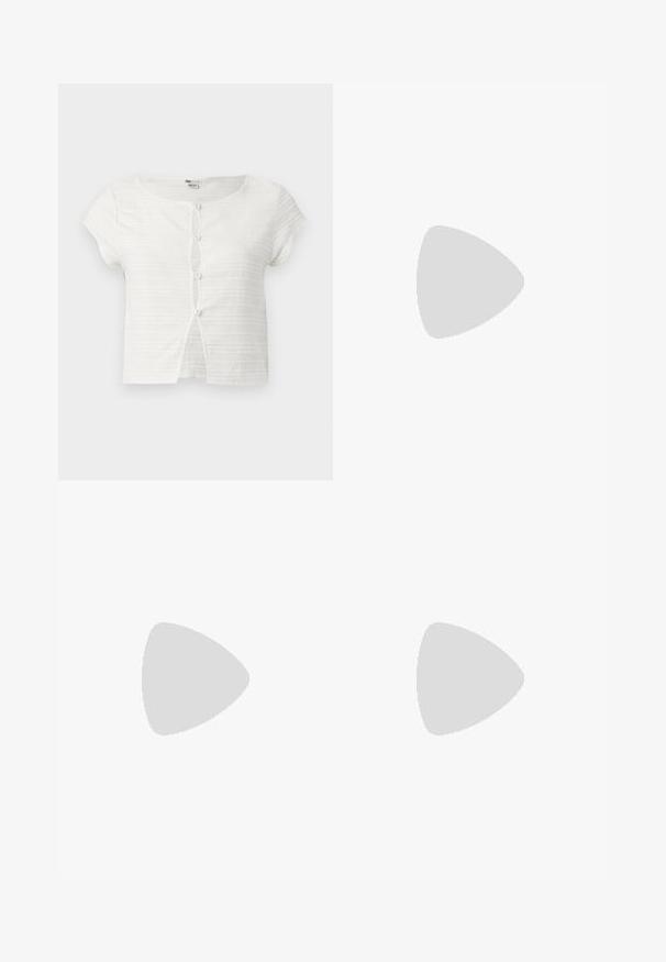 Top court blanc à manches courtes avec des rayures horizontales texturées et quatre petits boutons sur le devant, légèrement ouvert en bas.; Mini-jupe marron avec imprimé floral blanc comprenant de grandes et petites fleurs dans un motif répétitif sur un tissu lisse.; Baskets noires et beiges avec une bride en velcro, trois bandes blanches sur le côté, et une semelle en caoutchouc marron texturée. Logo de la marque visible.; Sac à main en tissu texturé couleur crème avec des anses sur le dessus et un petit nœud noué au centre devant.