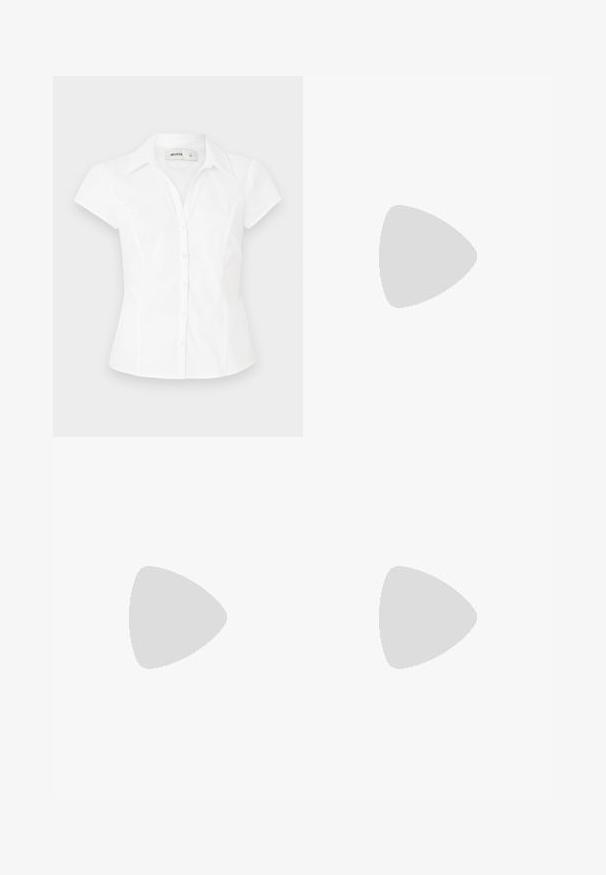 Blouse blanche à manches courtes avec un col, dotée d'une coupe ajustée et de deux rangées de boutons sur le devant. Texture en coton lisse.; Jeans évasés en denim bleu foncé, dotés d'un design classique à cinq poches, de coutures cuivrées et d'une fermeture par bouton à la taille.; Talons slingback en cuir verni brun avec un bout pointu, un talon fin, et une sangle réglable avec une petite boucle.; Sac à main en cuir noir de forme rectangulaire, doté d'une seule ansse structurée, de quincaillerie argentée et d'une fermeture éclair. Texture lisse.