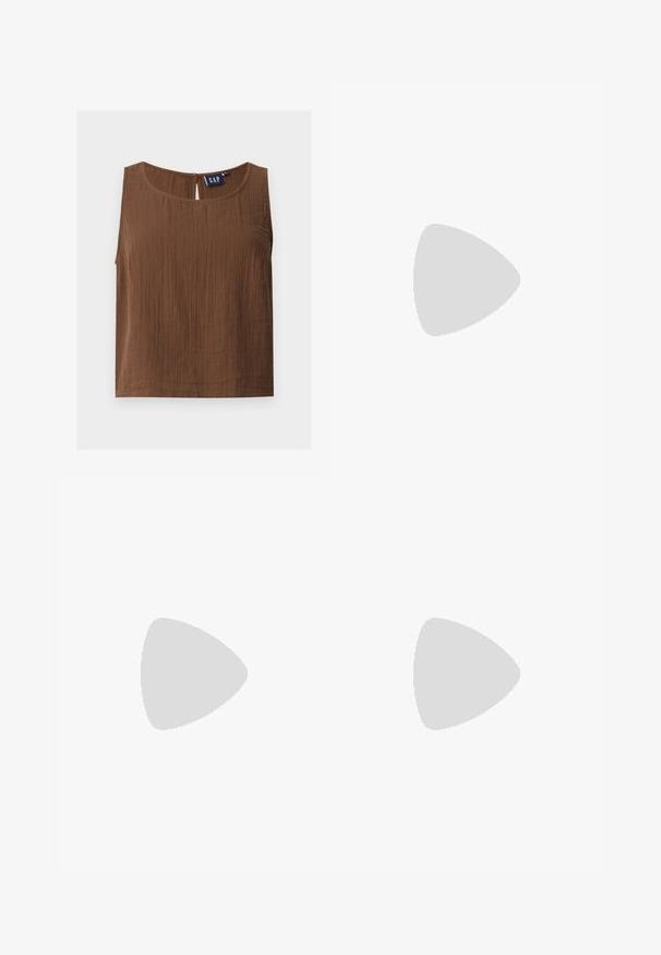 Haut marron sans manches en tissu texturé, col rond et petite fermeture par bouton dans le dos, étiquette de marque GAP à l'intérieur.; Pantalon beige à jambe large avec taille élastique et cordon de serrage, en tissu léger, présenté à plat sur fond blanc.; Mule ouverte marron avec talon aiguille de hauteur moyenne, tige en mesh transparent et petit détail de nœud sur le dessus.; Sac à main en cuir verni marron de forme rectangulaire, avec deux longues poignées et des accents courbés subtils à l'avant.