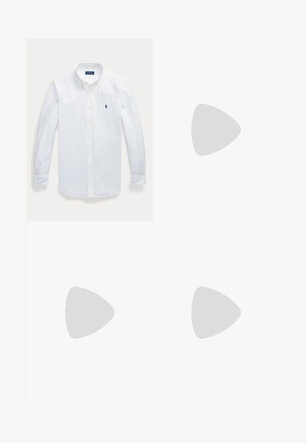 Wit overhemd met lange mouwen en knopen, met kraag, Polo Ralph Lauren-logo geborduurd op de linkerborst.; Zwarte rechte denim jeans met vijf zakken, knoopsluiting en zichtbare metalen klinknagels op de voorzakken.; Zwarte leren loafer met lage hak en penny-strap detail, van opzij getoond op een lichtgrijze achtergrond.; Zwarte leren riem met zwarte rechthoekige gesp en reliëflogo op de riemlus, opgerold op een effen lichte achtergrond.