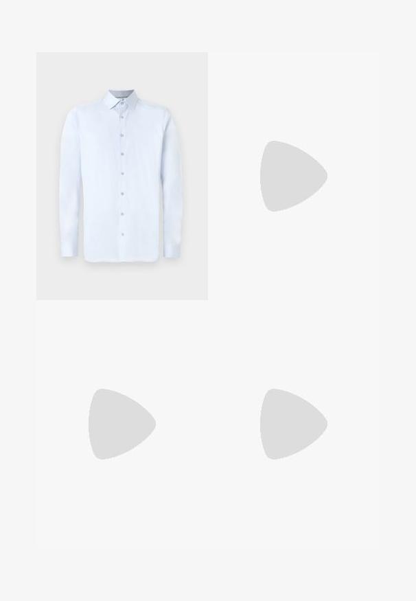 Chemise à manches longues bleu clair avec un col pointu, fermeture à boutons à l'avant et texture lisse. Présente des accents de boutons argentés sur le plastron.; Pantalon noir slim fit pour homme avec fermeture avant par bouton et zip, passants de ceinture et poches latérales.; Mocassin en cuir verni noir avec un accent cousu, bout rond, petit talon et surface lisse, présenté sur un fond neutre.; Ceinture en cuir noir roulée avec une boucle en métal rectangulaire noir mat et deux passants sur fond blanc.