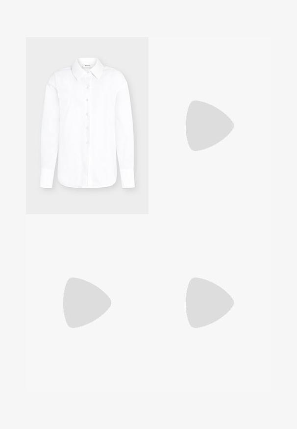 Chemise blanche à manches longues avec col pointu et poignets boutonnés sur fond gris clair.; Jean en denim bleu clair taille haute avec jambes larges évasées, poches plaquées à l’avant, fermeture par boutons et passants de ceinture.; Escarpins à brides arrière en cuir verni noir, à bout pointu, avec un petit talon carré et une sangle de cheville ajustable dotée d'une boucle dorée.; Sac à main en cuir verni noir avec poignées arrondies, bandoulière détachable et fermeture à boucle argentée sur fond blanc uni.