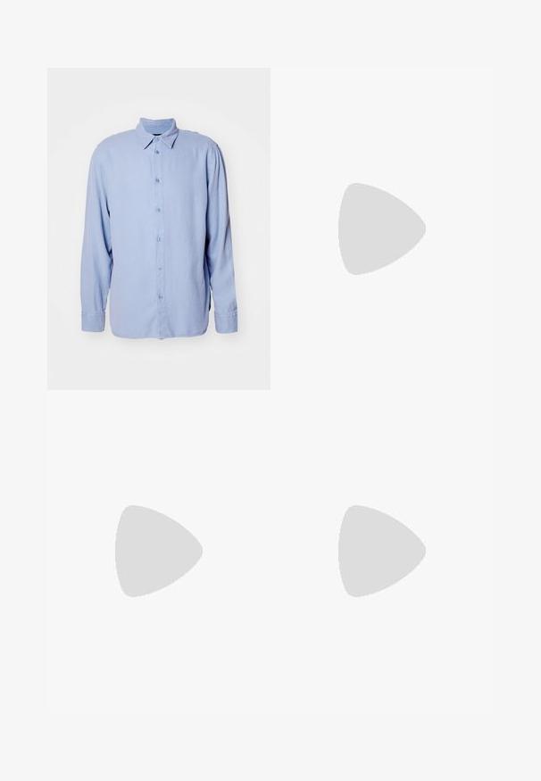 Chemise bleu clair à boutons, fabriquée en tissu doux, avec un col classique, des manches longues et un fermoir à boutons sur le devant. Design minimaliste, sans motifs.; Pantalon beige pour homme, coupé sur mesure, avec passants pour ceinture, pli devant et fermeture éclair cachée, présenté sur un fond blanc uni.; Mocassin en cuir noir avec une finition brillante, bout arrondi, détails de couture subtils et semelle en caoutchouc épaisse pour la durabilité.; Sac bandoulière en cuir marron foncé texturé avec une sangle réglable et un petit accent décoratif bleu sur le côté.
