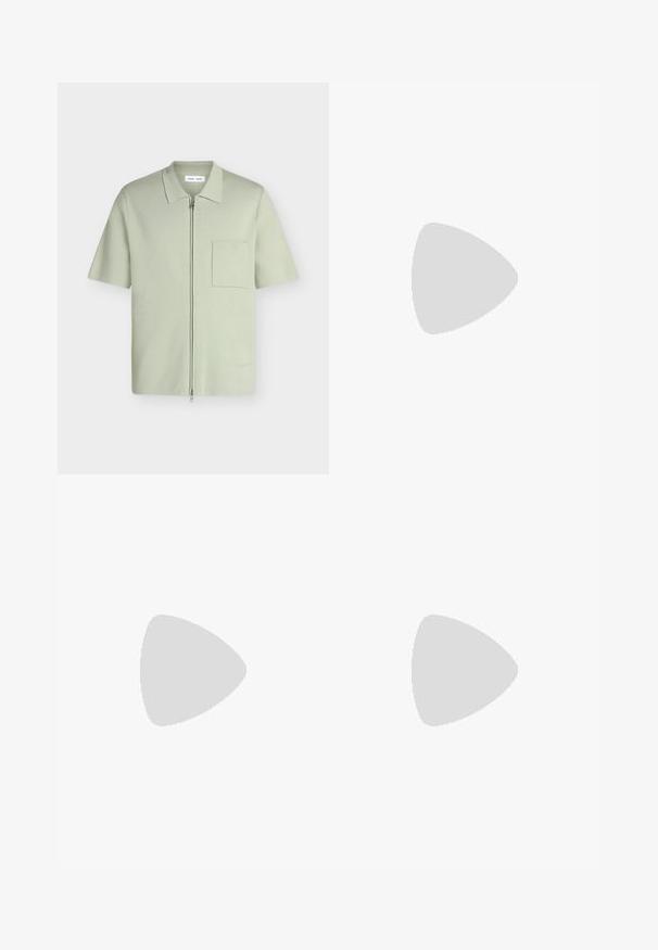 Chemise vert clair à manches courtes avec une fermeture éclair à l'avant, un col et une poche poitrine sur fond blanc uni.; Jean en denim beige avec une coupe droite, featuring cinq poches, une fermeture par bouton et des coutures contrastées. Texture lisse et peu d'usure.; Sneaker en cuir noir avec des rayures blanches, semelle en caoutchouc texturée et devant à lacets. Présente une étiquette de marque sur la languette.; Sac fourre-tout en toile crème avec poche avant, deux poignées, bandoulière réglable et petit texte jaune "O.N.S" en bas à droite de la poche.