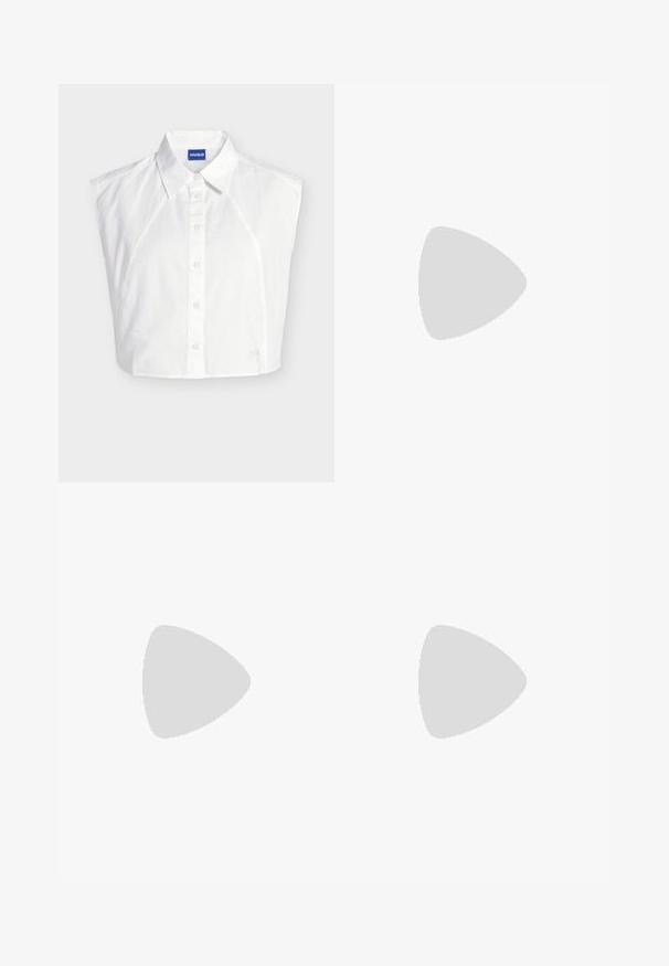 Chemise blanche sans manches à col boutonné devant, avec étiquette de la marque Hugo à l’intérieur du col et logo brodé subtil près de l’ourlet.; Pantalon noir à taille haute évasé avec des coutures verticales à l'avant et des jambes larges, présenté sur un fond clair uni.; Escarpin en daim noir à bout pointu avec un talon stiletto fin de hauteur moyenne et un design à coupe basse sur un fond uni.; Sac à bandoulière rectangulaire en cuir noir avec fermeture éclair dorée et petit logo "HUGO" doré sur le devant, doté d'une sangle réglable avec boucle.