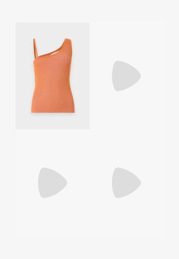 Débardeur orange côtelé avec une seule bretelle, affichant une silhouette ajustée et un tissu texturé.; Jupe en denim bleu clair. Présente une silhouette droite, cinq poches et une fermeture à boutons avec passants de ceinture. Accents de texture usée.; Mocassin penny en cuir noir avec détail plissé au bout et talon bas empilé, vu de côté sur un fond neutre.; Sac à main en cuir bordeaux foncé avec une fine sangle d'épaule noire et un petit logo doré "cK" au centre devant.