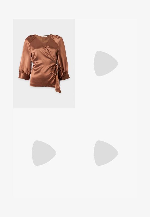 Blouse portefeuille en satin marron avec manches trois-quarts et nœud sur le côté, sur un fond clair uni.; Jupe midi plissée métallisée brun foncé avec taille haute et fente latérale sur un fond clair uni.; Escarpins à brides arrière en cuir verni noir, à bout pointu, avec un petit talon carré et une sangle de cheville ajustable dotée d'une boucle dorée.; Pochette en cuir marron avec design froncé, quincaillerie dorée et bracelet amovible, sur fond blanc.