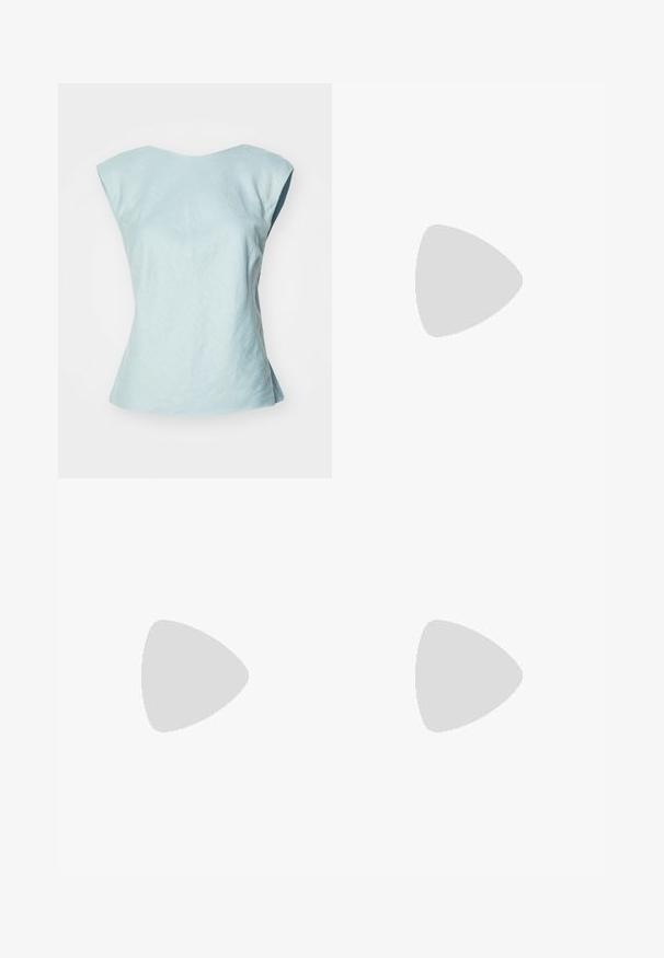 Débardeur bleu clair sans manches avec un large décolleté, fabriqué dans un tissu texturé, présentant une coupe structurée et une fin de bas évasée.; Pantalon large en lin beige taille haute avec fermeture à boutons et plis à l'avant, conçu pour une coupe décontractée.; Sandale blanche à talon avec un bout pointu, sangle de cheville réglable et un talon carré épais. Texture lisse avec des détails de couture minimaux.; Sac en denim à la forme incurvée, présentant un motif de rayures zèbre bleu marine et bleu clair, une bandoulière blanche et le logo de la marque bien en évidence.