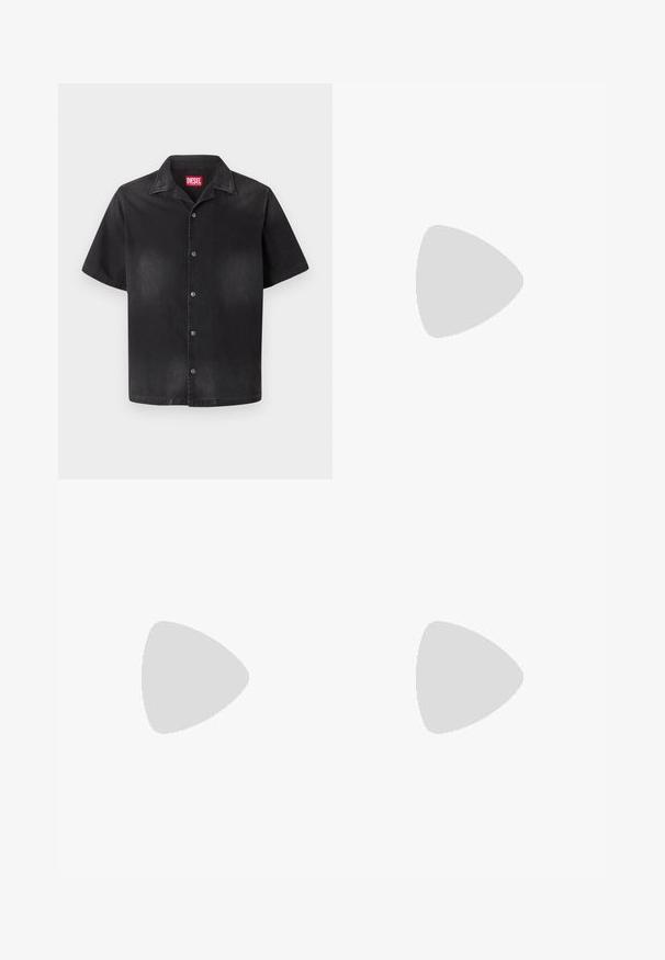 Chemise noire à manches courtes avec col classique, légère décoloration à l'avant, et étiquette de marque Diesel rouge à l'intérieur du col.; Jeans en denim délavé à taille haute, jambe droite, avec un effet ombré passant du bleu foncé au gris clair vers le bas.; Baskets Diesel noires et grises avec semelle épaisse, système de laçage à bascule et design texturé sur fond gris clair uni.; Ceinture en cuir noir roulée avec une grande boucle ovale en argent ornée d'un "D" stylisé en relief.