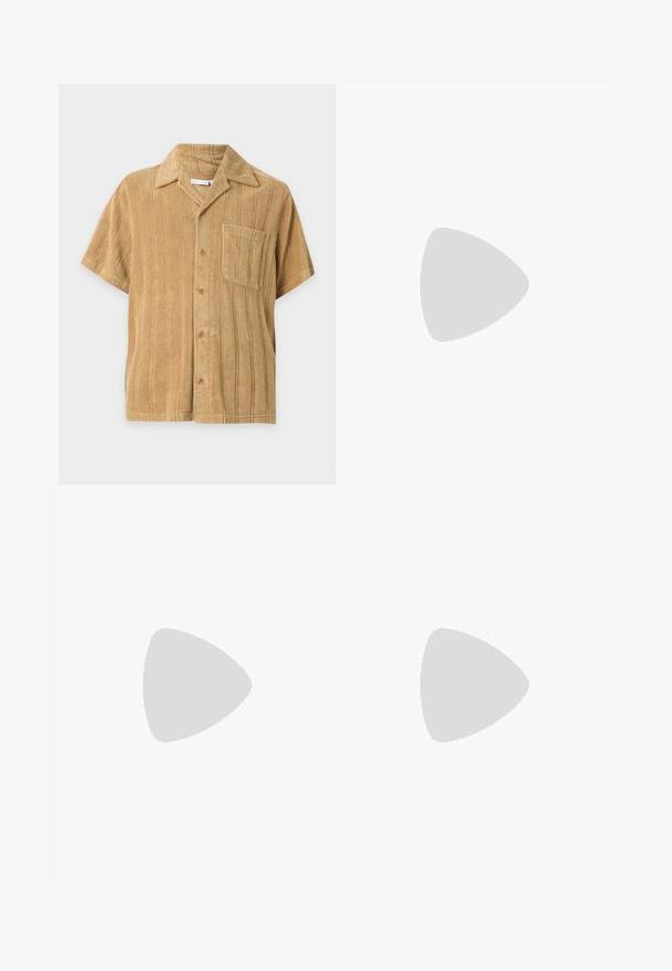 Chemise beige à manches courtes avec rayures verticales texturées, boutons sur le devant, poche poitrine et col classique sur fond uni.; Shorts en lin beige avec une taille élastique, une fermeture à cordon et des poches latérales. Caractérisés par une coupe décontractée et une texture douce.; Sandale tong en cuir marron foncé avec une large sangle à la cheville et une semelle plate noire, montrée de profil sur fond gris.; Sac fourre-tout en toile de couleur crème clair avec un grand design cursif "LD" en vert olive foncé. Il est doté de deux poignées solides pour le transport.