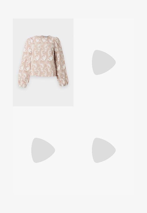 Blouse beige à manches longues avec broderie florale blanche, encolure arrondie, manches bouffantes et poignets élastiques.; Pantalon large rose clair avec plis à l'avant, passants de ceinture et fermeture dissimulée à l'avant, présenté sur un fond uni.; Escarpins en cuir verni noir avec un bout pointu et un petit talon carré. Sangle réglable à la cheville avec boucle.; Sac bandoulière en cuir marron foncé avec une forme souple et décontractée et une anse nouée torsadée sur un fond blanc uni.