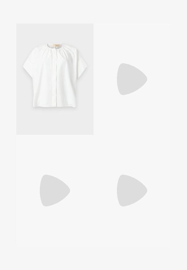 Blouse blanche à manches courtes avec encolure ronde, détail de tissu froncé près du col et boutons avant dissimulés.; Pantalon beige à jambes larges en tissu doux, présentant une coupe droite, une texture lisse et une ceinture classique avec un pli frontal détaillé.; Chaussure plate slingback en beige clair avec une tige en maille, un bout pointu et un petit talon. Dotée d'une sangle ajustable pour un bon maintien.; Sac rectangulaire couleur crème avec coins arrondis et deux longues poignées courbées, présenté sur un fond blanc.