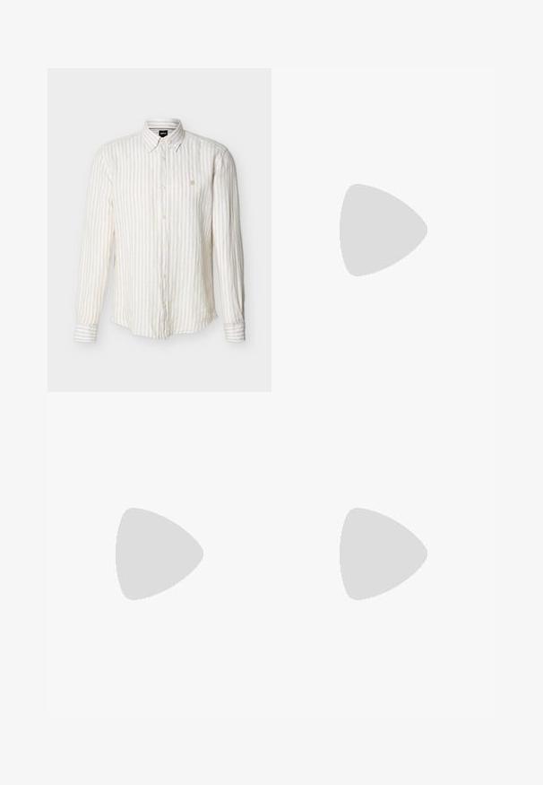 Chemise à manches longues à rayures verticales beige et blanches, boutonnée, avec col et petit logo brodé sur le côté gauche de la poitrine.; Shorts beige clair en tissu doux et texturé. Dotés d'une taille élastique avec cordon de serrage et d'une poche avant unique.; Chaussure beige sans lacets avec semelle blanche, présentée en suspension sur un tapis clair avec un mobilier transparent de couleur ambre en arrière-plan.; Lunettes de soleil à monture en plastique beige transparent avec des verres carrés dégradés marron reposant sur une surface blanche.