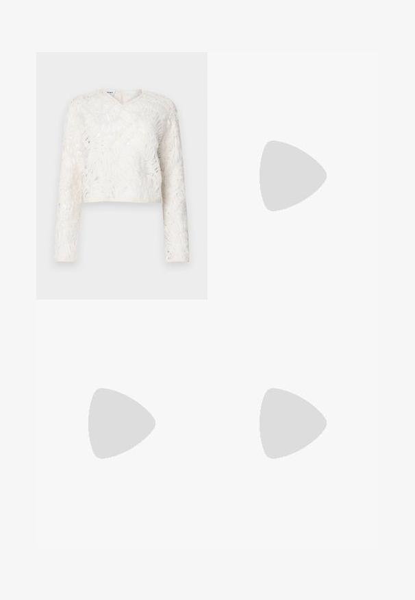 Haut court blanc avec manches longues, décolleté en V, tissu texturé avec des motifs évoquant des feuilles et une subtile apparence transparente.; Jupe blanche mi-longue en tissu texturé, présentant un motif brodé avec des franges subtiles. Coupe droite et taille sans couture.; Des chaussures plates de couleur crème avec un bout arrondi, une sangle à la cheville et une semelle en caoutchouc noir contrastante. Matériau lisse avec un detailing minimal.; Sac à main en cuir crème avec rabat incurvé, fermoir circulaire en argent et poignée courte sur le dessus, sur fond blanc uni.