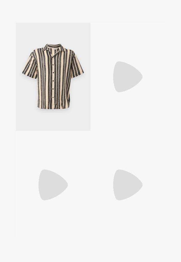 Chemise à manches courtes beige avec des rayures verticales noires et des motifs texturés. Présente un col à revers et une fermeture à boutons.; Jeans en denim bleu clair, coupe droite, design à cinq poches, avec une fermeture éclair et un bouton. Texture lisse avec des détails de décoloration subtils.; Baskets blanches en cuir texturé, avec un système de laçage à l'avant, une semelle en caoutchouc robuste et un design minimaliste avec un embout renforcé.; Sac fourre-tout noir en tissu durable avec doubles poignées, bandoulière ajustable, fermeture éclair et logo subtil à l'avant.
