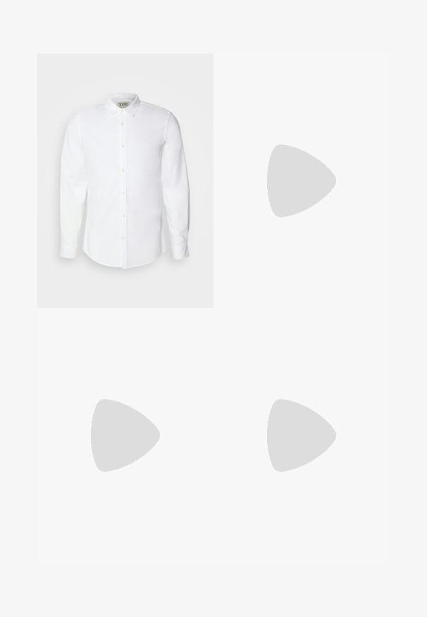 Chemise blanche à boutons, en coton, avec un col classique, des manches longues et une broderie subtile sur la poitrine à gauche. Équipée de boutons beige.; Chinos bleu marine en tissu de coton, avec une coupe droite, fermeture à bouton et poches latérales pour plus de praticité.; Chaussure habillée en cuir noir à texture lisse, bout arrondi, détail de boucle latérale et talon bas, posée au-dessus d'une surface grise.; Ceinture en cuir noir roulée avec une boucle métallique argentée rectangulaire sur un fond clair uni.