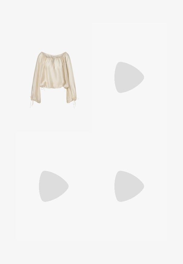 Blouse en satin couleur crème avec manches longues bouffantes, encolure froncée, et liens à cordons aux poignets et à l'ourlet.; Pantalon à jambes larges avec motifs patchwork floraux et géométriques jaune clair, ceinturé d'une bande élastique et d'un cordon de serrage.; Mule mocassin en daim marron avec des détails froncés et une semelle noire plate, vue de côté sur fond blanc.; Sac à main beige tressé avec une longue lanière fine et des côtés froncés, avec une petite poignée enveloppée de cuir pour différentes options de port.