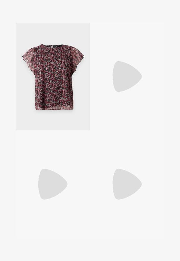 Blouse noire en tissu transparent avec imprimé floral rouge et rose, manches volantées, col rond et fermeture par bouton avec ouverture en trou de serrure au dos.; Jeans en denim bleu foncé à jambes larges avec une taille haute, dotés de cinq poches, passants de ceinture et détails de couture en cuivre. Texture lisse.; Ballerines en cuir noir avec un bout arrondi, une semelle plate et une fine sangle ajustable sur le cou-de-pied avec une boucle en métal.; Femme portant un chemisier à motif noir et blanc tenant un sac à main rouge brillant sur un fond uni.