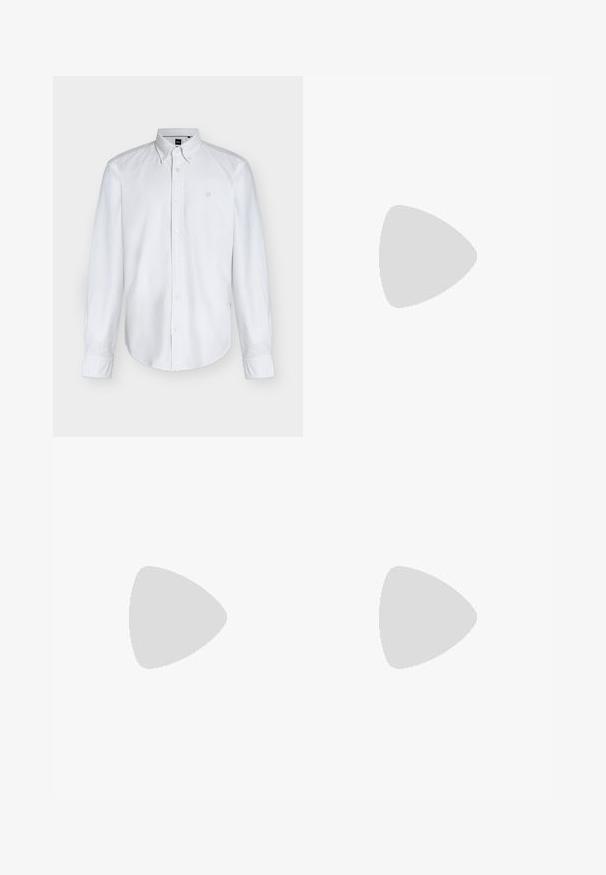 Chemise blanche à manches longues avec boutons, col boutonné et logo discret sur la poitrine, présentée sur un fond uni.; Pantalon bleu marine en mélange de coton, avec une coupe droite, des plis à l'avant et une fermeture à bouton à la taille. Texture lisse, sans motifs.; Baskets en cuir marron avec un embout arrondi, semelle en caoutchouc blanc contrastante, accents cousus et sans lacets visibles. Texture lisse dans l'ensemble.; Ceinture en cuir marron avec une texture lisse, dotée d'une boucle en métal argenté et de coutures contrastées sur les bords.