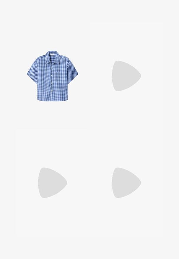 Chemise à manches courtes à carreaux bleu et blanc, boutonnée, avec col et poche poitrine.; Jean bleu foncé à jambes larges avec cinq poches, fermeture par bouton et coutures contrastées sur fond blanc.; Baskets noires et beiges avec une bride en velcro, trois bandes blanches sur le côté, et une semelle en caoutchouc marron texturée. Logo de la marque visible.; Sac bandoulière en cuir marron foncé avec une forme souple et décontractée et une anse nouée torsadée sur un fond blanc uni.