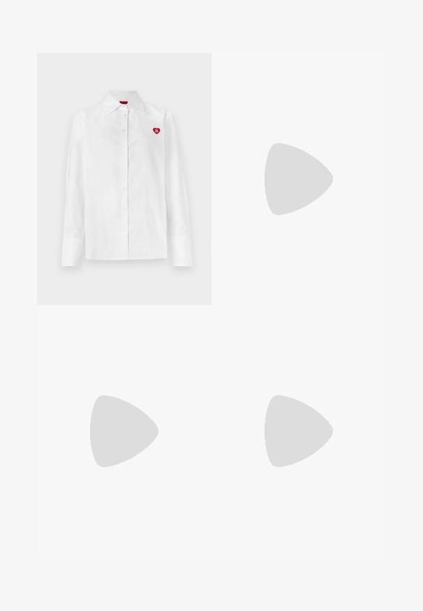 Chemise blanche à boutons avec manches longues, col classique et logo en forme de cœur rouge sur la poitrine gauche. Texture lisse et coupe ajustée.; Jupe en tweed noir avec un motif à carreaux blancs, au design évasé et avec des accents de boutons dorés sur le côté.; Chaussure noire à talon haut avec bout pointu et logo doré, posée sur une surface réfléchissante près d'un organiseur de dossiers en fil chromé contenant des documents.; Petit sac à main noir en cuir verni avec une fine bandoulière et un fermoir argenté orné d'un emblème stylisé représentant un visage.