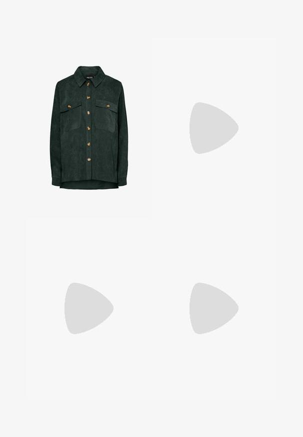 Chemise en velours côtelé vert foncé à manches longues avec col, boutons marron sur le devant et deux poches poitrine à rabats boutonnés.; Jean large en denim bleu foncé avec taille haute, ceinture marron et détails de couture visibles. Comprend des poches avant et une coupe décontractée.; Baskets en daim et cuir noir avec un swoosh latéral crème et un talon crème clair. Dotées de lacets beige et d'une semelle en caoutchouc gomme.; Sac à main en cuir noir au design structuré, avec une poignée arrondie et une bandoulière amovible. Présente une texture lisse et un éclat subtil.