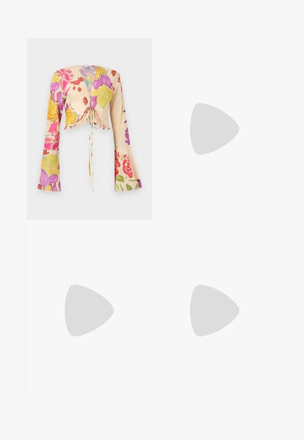 Blouse portefeuille à motif floral en tissu léger. Présente des manches longues évasées, des liens à la taille et des motifs floraux multicolores sur un fond crème.; Jupe asymétrique noire avec motifs floraux et cœurs verts, pêche et jaunes, dotée d'un ourlet fluide en forme de mouchoir.; Escarpins à brides arrière en cuir verni noir, à bout pointu, avec un petit talon carré et une sangle de cheville ajustable dotée d'une boucle dorée.; Petit sac pochette en cuir bordeaux avec fermoir métallique argenté et bracelet sur fond blanc.
