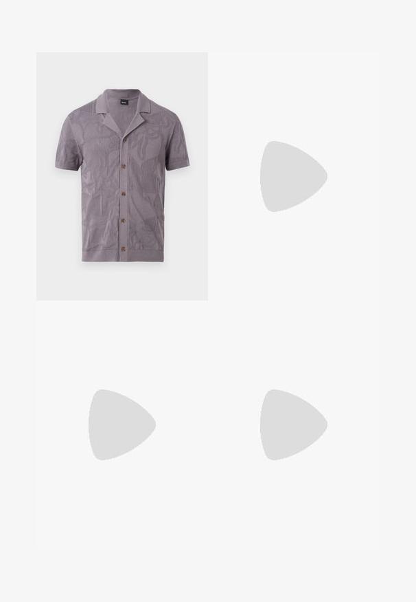 Chemise lavande à manches courtes avec boutonnière, motifs abstraits texturés et col camp, étiquetée "BOSS" à l'intérieur de l'encolure.; Pantalon en coton beige à coupe droite, doté d'une fermeture boutonnée et de deux poches avant. Texture lisse et tissu léger.; Mocassin noir en cuir avec pampilles et semelle en caoutchouc beige, présenté de profil sur un fond gris clair uni.; Ceinture en cuir marron foncé avec une boucle métallique rectangulaire noire, enroulée sur un fond blanc.