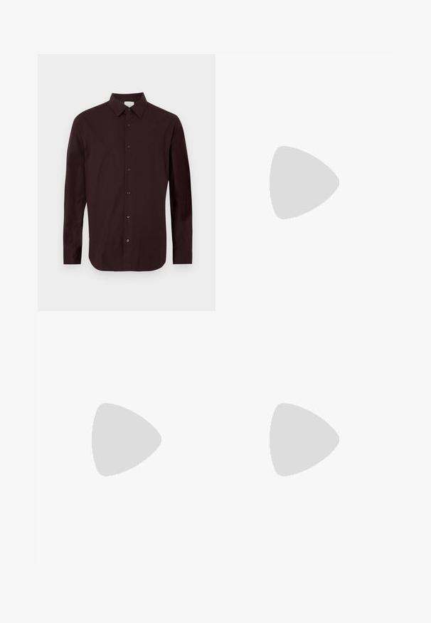 Chemise à manches longues couleur bordeaux en tissu lisse. Dotée d'un col boutonné et de cinq boutons noirs sur le devant. Logo discret sur la poitrine.; Jean noir droit avec coutures orange, cinq poches, fermeture par bouton, et une petite étiquette Calvin Klein sur la poche avant droite.; Calvin Klein HYBRID CUP - Chaussons - triple black; Mallette en cuir noir texturé avec double poignées et tirettes de fermeture éclair argentées, centrée sur fond blanc.