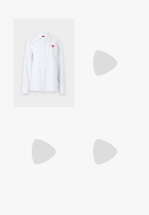 Chemise à rayures boutonnée en coton bleu clair, avec un col classique et un petit logo en forme de cœur rouge sur la poitrine. Manches longues avec poignets.; Pantalons noirs à jambes larges en tissu doux. Dotés d'une taille ceinturée et de plis avant. Texture lisse avec un design épuré et contemporain.; Chaussure slingback en cuir noir à bout pointu avec un talon bloc haut et une doublure intérieure beige sur un fond clair uni.; Sac à main rectangulaire noir avec doubles poignées arrondies, fermeture éclair dorée et logo "HUGO" embossé sur le devant avec une étiquette en cuir attachée.