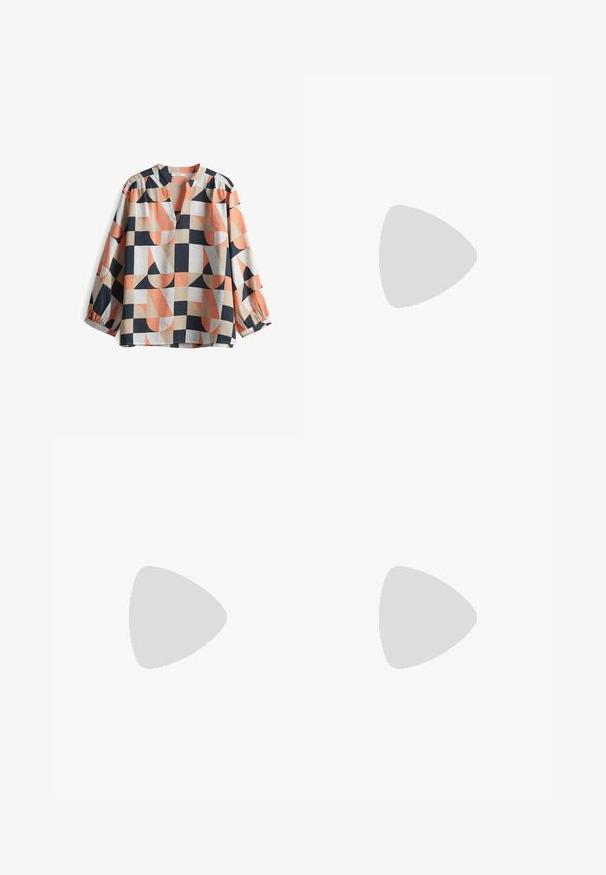 Langsleeve, kleurgebroken blouse met geometrische patronen in koraal, marineblauw, crèmekleurig en beige. Gemaakt van lichtgewicht stof met een v-hals.; Crèmekleurige wijde broek met elastische tailleband en zwarte bloemenprints langs de buitenzijden van beide broekspijpen.; Damesschoen met T-strap en lage blokhak in glanzend grijs met zwarte neus en lichtblauwe rand op witte achtergrond.; Bruine leren tas met een geweven beige voorkant, gouden 'M' logo, magnetische flapsluiting en een kettingriem. Geheel voorzien van gestructureerde details.