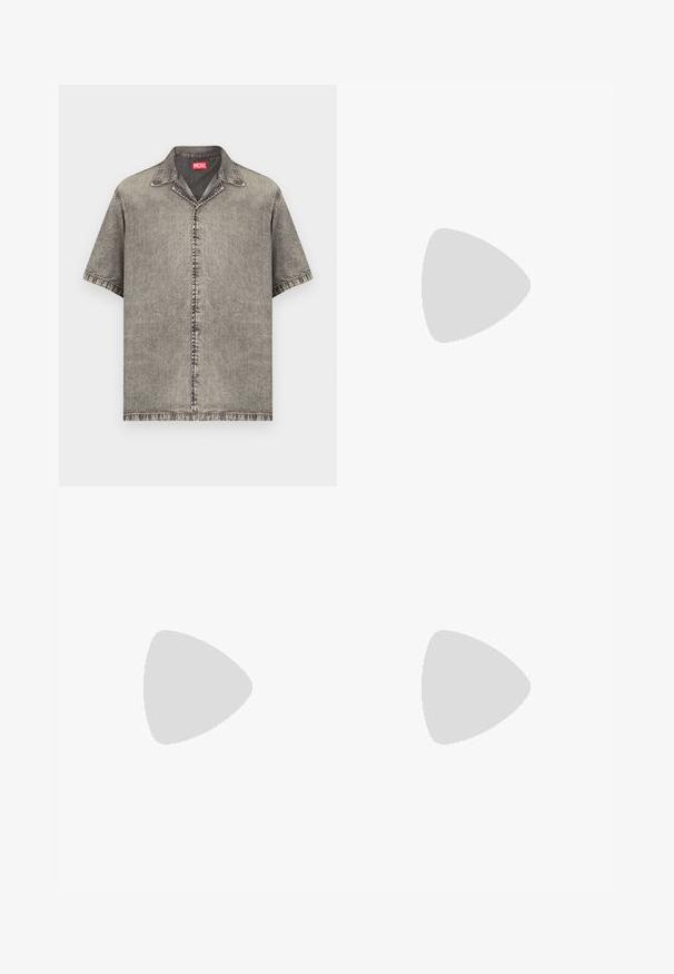 Chemise à manches courtes, boutonnée, en denim gris délavé avec un col et une étiquette de la marque Diesel rouge à l'intérieur de l'encolure.; Jean en denim gris avec une coupe décontractée, doté d'une fermeture à boutons, d'un léger effet délavé, et d'usures discrètes près du genou. Conception à cinq poches.; Baskets Diesel noires et grises avec semelle épaisse, système de laçage à bascule et design texturé sur fond gris clair uni.; Ceinture noire Diesel avec grand texte logo blanc, boucle rectangulaire en argent, et détail de boucle métallique brandée, enroulée sur un fond clair.