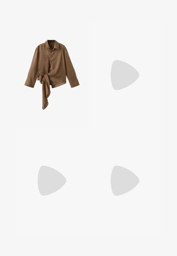 Chemise marron à manches longues avec boutons, larges poignets et détail asymétrique avec nœud à la taille.; Pantalon marron taille haute à jambes larges avec fines rayures, plis sur le devant, passants pour ceinture et fermeture éclair dissimulée sur le devant.; Mule en cuir marron foncé à enfiler, avec bout fermé pointu et semelle plate, vue de profil sur fond blanc.; Sac à main en cuir marron avec un motif tissé, avec deux longues anses fines pour un port à l'épaule.