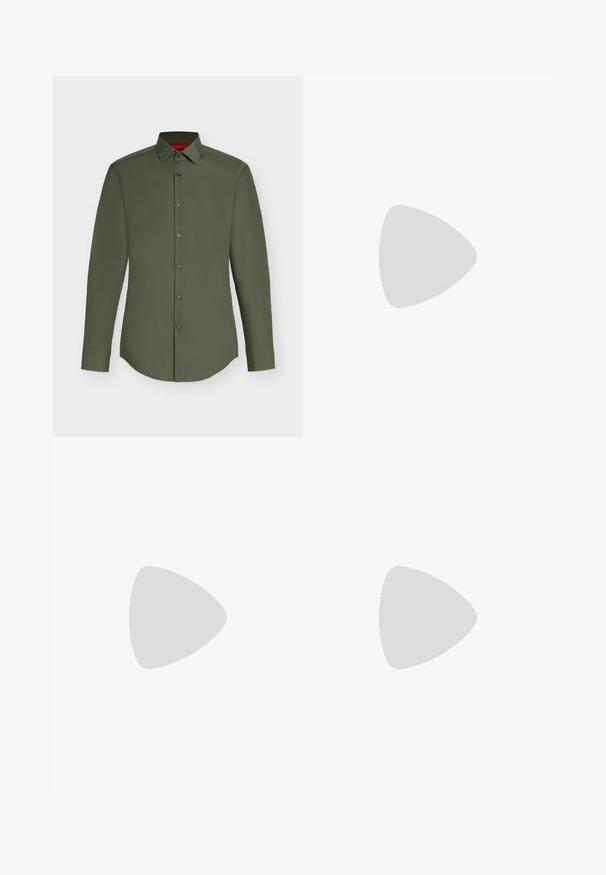 Chemise habillée homme à manches longues vert olive avec boutonnage frontal et col pointu, présentée sur un fond uni clair.; Pantalon noir en tissu lisse, avec une coupe droite, des plis à l'avant et une fermeture à bouton unique à la taille.; Mocassin pour homme en cuir noir avec un dessus embossé effet croco et un petit talon, présenté de profil sur un fond neutre.; Ceinture en cuir noir avec une finition lisse, dotée d'une boucle en métal argenté et de deux pattes, conçue pour un look épuré et minimaliste.