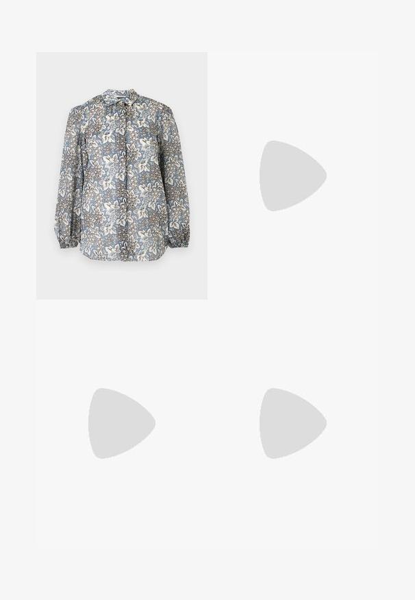 Blouse à manches longues avec motif floral bleu, blanc et noir, devant boutonné, poignets froncés sur fond gris clair.; Jean bleu foncé taille haute, jambe large, avec poches plaquées devant, passants pour ceinture et fermeture par bouton sur fond uni clair.; Ballerines en cuir noir avec un bout rond, texture lisse, détails de couture minimalistes et design de semelle flexible.; Sac à main en cuir marron au design élégant, avec un rabat structuré, un fermoir marqué et une bandoulière réglable pour plus de polyvalence.