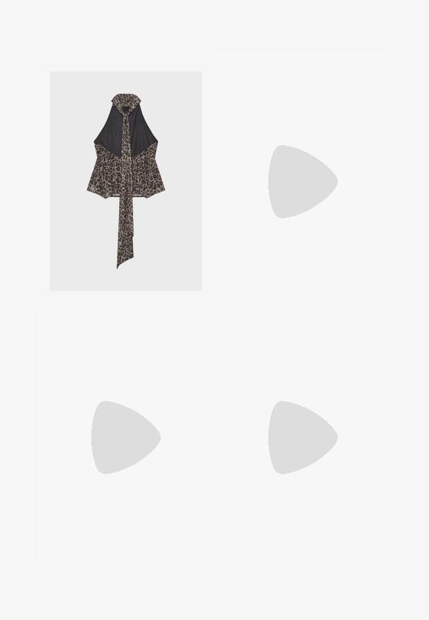 Haut dos nu noir avec bordure imprimé léopard marron et longue écharpe assortie nouée autour du cou et tombant sur le devant.; Pantalon noir taille haute à jambes larges avec une taille à double bouton et une fermeture éclair frontale, présenté à plat sur un fond blanc.; Chaussure slingback en cuir verni noir avec un bout pointu, un talon bas et un détail de nœud décoratif sur le côté. Texture lisse sur toute la surface.; Sac à main en cuir marron foncé avec double poignée, poche avant zippée, boucles décoratives et nœuds latéraux sur fond blanc.