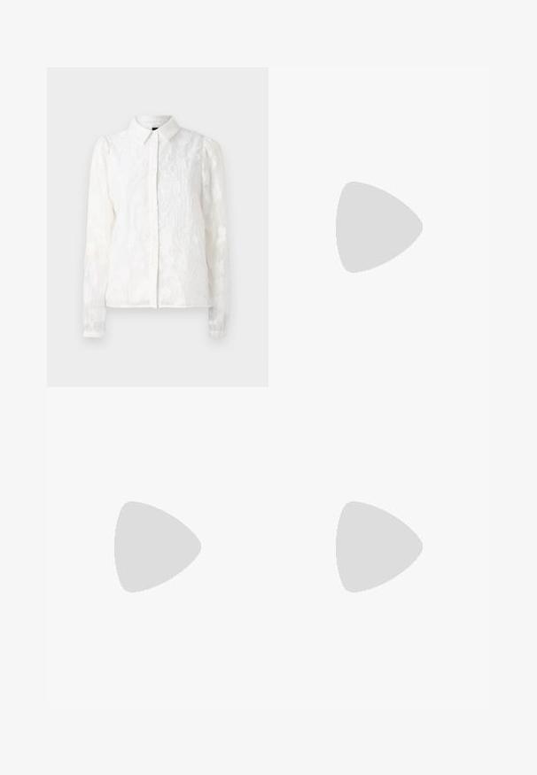 Pieces PCJALA SHIRT - Overhemdblouse - cloud dancer; Zwarte geplisseerde maxi rok met een gladde textuur en een elastische tailleband, met verticale plooien die volume en beweging creëren.; Zwarte lakleren slingback schoen met spitse neus en lage schuine blokhak op een effen lichte achtergrond.; Bourgondische handtas van glanzend materiaal, rechthoekige vorm, met twee schouderbanden en subtiele gebogen accenten aan de voorkant.