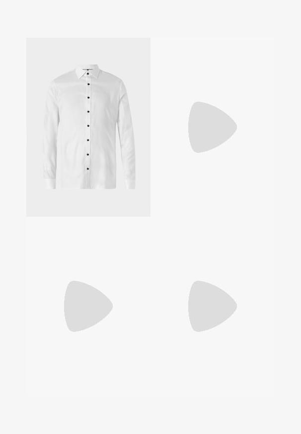 Hvid langærmet skjorte med knapper i sort, klassisk krave og en glat tekstur, designet til en slank pasform.; Sorte højtaljede skræddersyede bukser med folder, knaplukning, bæltestropper og lige ben på en ensfarvet lys baggrund.; Sort læderloafer med tekstureret gråt stofpanel og kvastdetalje, lav hæl og rundet tå, vist fra siden mod en hvid baggrund.; Sort læderbælte med en sølvmetal spænde, der har en glat overflade og et klassisk design. Bæltet er pænt foldet.