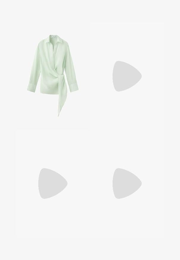 Blouse à manches longues vert clair avec col, profond décolleté en V et un détail noué en tissu sur le côté droit à la taille.; Mini-jupe noire en simili cuir avec un rabat avant chevauchant et un petit détail boucle sur le côté.; Escarpin à talon aiguille en cuir verni noir, bout pointu, fines lanières à la cheville et petite boucle.; Sac fourre-tout en cuir noir avec une texture lisse, un haut arrondi doux et de larges poignées. Présente une couture minimale et une silhouette décontractée.