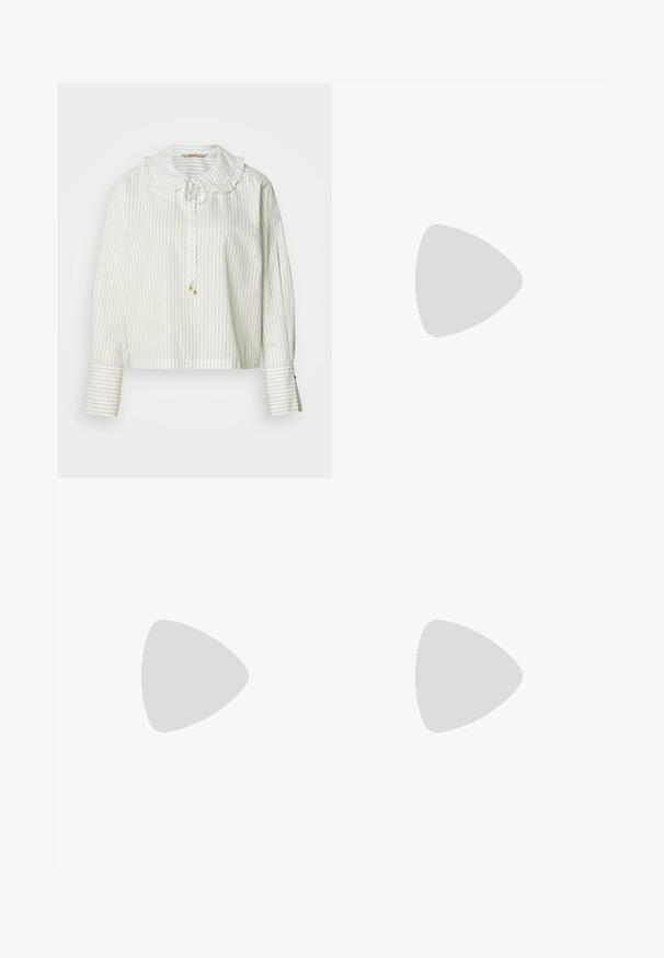 Blouse rayée blanche avec un col festonné, des manches longues et une fermeture à nouer. Dotée de détails dorés et d'une coupe décontractée.; Pantalon beige à jambes droites avec passants pour ceinture, fermeture avant par bouton et zip, et détails cousus aux genoux, présenté sur un fond uni.; Mocassin en cuir noir avec dessus argenté, détail de chaîne dorée, petit talon et bout arrondi sur fond neutre.; Petit sac à main vert olive avec des bords arrondis, une poignée supérieure et une fermeture à rabat sécurisée par un fermoir métallique circulaire.