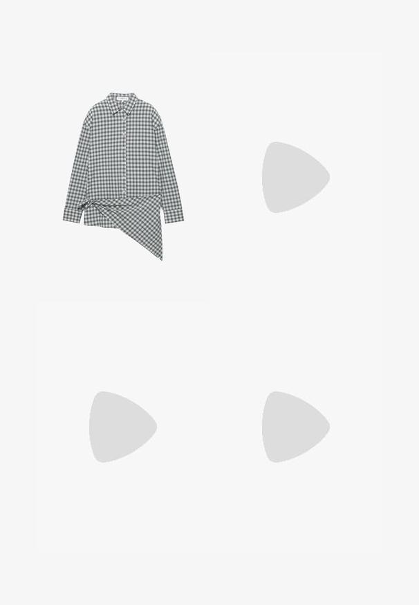 Chemise à manches longues à motif écossais vert et blanc, dotée d'un col classique et d'un détail noué sur le côté pour un design asymétrique.; Jean large bleu clair à taille haute, avec bouton à l'avant, fermeture éclair et délavage subtil sur les cuisses et les genoux.; Botte de cowboy en cuir brun foncé avec coutures décoratives, bout pointu et talon incliné, posée sur le trottoir près d'un mur carrelé.; Petit sac à main noir brillant avec deux longues anses et des détails à cordon sur les côtés sur un fond clair uni.