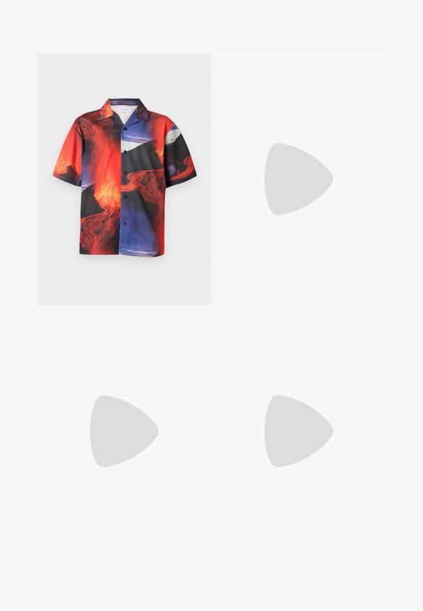 Chemise à manches courtes boutonnée avec imprimé vif de coulées de lave rouge, noire et bleue et éruption volcanique sur tissu léger.; Jeans en denim taille haute de couleur bleue, avec une coupe droite, des coutures visibles et une fermeture à bouton à l'avant.; Sneaker blanche en cuir avec des accents en daim noir ; dispose d'une semelle en caoutchouc, d'un bout rond et d'un design classique à lacets. Logo latéral en noir.; Collier en chaîne en métal argenté avec des maillons entrelacés, une texture lisse et un fermoir réglable pour personnaliser la longueur.