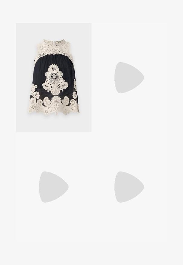 Marineblå ærmeløs top med intrikate elfenben lace-detaljer ved halsudskæringen og kanten, med blomster- og paisleymønstre gennem hele designet.; Beige bukser med vide ben med blå botaniske og fugleprints, featuring detaljerede blade, grene og en fugl siddende på en gren design.; Sort damesandal i læder med tynde remme, en tå-loop, ankelspænde og en mellemhøj stiletthæl på en neutral baggrund.; Vævet rattan håndtaske formet som en kammusling med naturlig lysebrun farve og afrundede, strukturerede kanter.