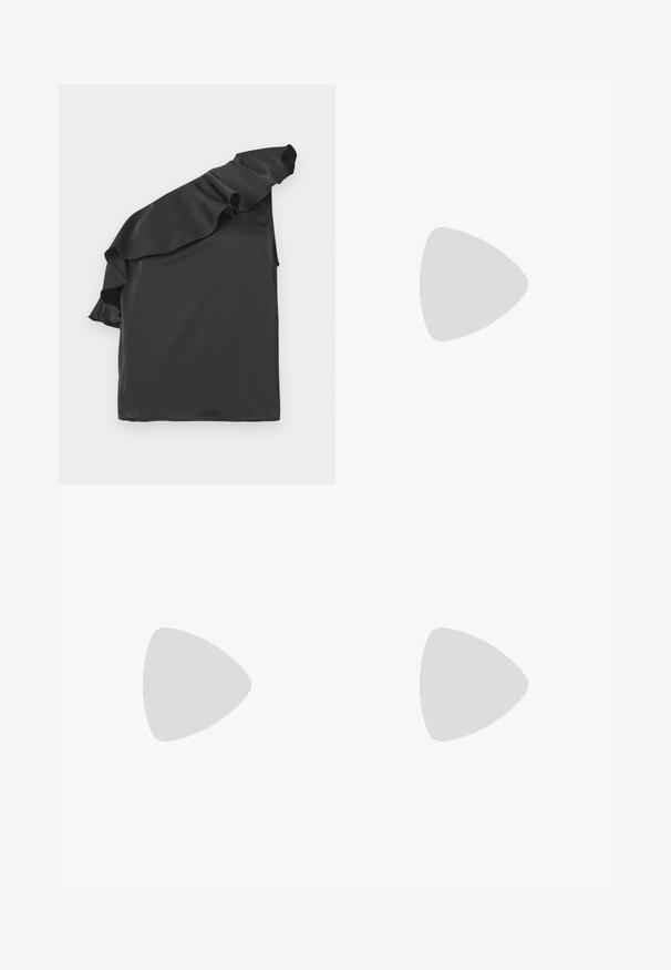 Haut en satin noir avec un design asymétrique à une épaule, agrémenté d'un accent froncé. Texture lisse, forme asymétrique et sans hardware visible.; Pantalons larges noirs à taille haute, dotés de plis verticaux et d'une fermeture à bouton. Texture lisse, design minimaliste.; Chaussure plate noire à bout pointu avec bride arrière, flottant au-dessus d'une surface en bitume à côté d'un trottoir carrelé.; Petit sac à main noir brillant avec deux longues anses et des détails à cordon sur les côtés sur un fond clair uni.