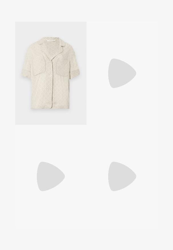 Chemise à manches courtes boutonnée en beige clair avec un motif en losange, deux poches poitrine et un col en V. Texture de tissu lisse.; Short beige taille haute avec fermeture par bouton et zip, passants de ceinture et plis sur le devant, présenté sur un fond uni.; Sandales à talons en cuir verni nude avec un orteil carré, une sangle à la cheville et un talon bloc chunky. Texture lisse et détails de design minimalistes.; Pochette en cuir beige clair à la forme arrondie, texture plissée, fermeture à verrou argentée et bandoulière chaîne amovible.