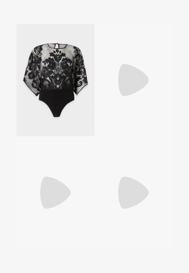 Body negro transparente con estampado de encaje floral en las mangas largas y la parte superior del cuerpo, parte inferior negra sólida y pequeño cierre con botón en la espalda.; Pantalones negros de cintura elástica con un diseño texturizado que presenta un patrón sutil, forma de pierna recta y un tejido ligero.; Sandalia de charol negro con tres correas, hebilla en el tobillo y tacón de aguja de 10 cm. Presenta detalles de hardware en oro y un charm con el logo.; Cartera rectangular negra y brillante con una correa frontal y cierre de broche metálico plateado, colocada sobre un fondo blanco liso.