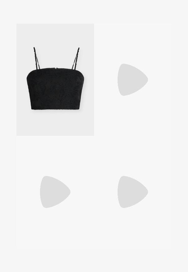 Μαύρο crop top με λεπτές ρυθμιζόμενες τιράντες και υφή από φλοράλ ζακάρ σε απλό ανοιχτό φόντο.; Μαύρη φούστα με στενή ζώνη στη μέση, που διαθέτει κατακόρυφες πούλιες για υφή. Το τελείωμα καμπυλώνει ελαφρώς, δημιουργώντας μια κομψή σιλουέτα.; Γυναικεία μαύρη δερμάτινη σάνδαλα με λεπτές τιράντες, λουράκι για τα δάχτυλα, αγκράφα στον αστράγαλο και μεσαίου ύψους τακούνι στιλέτο σε ουδέτερο φόντο.; Μαύρη δερμάτινη τσάντα με στρογγυλό σχέδιο, μονό λουρί, ασημένιο μεταλλικό πλαίσιο και δύο μεγάλους στρογγυλούς ασημένιους κλειδώματα.